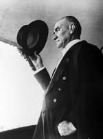 640px-Atatürk_şapkasıyla_selam_verirken.jpg